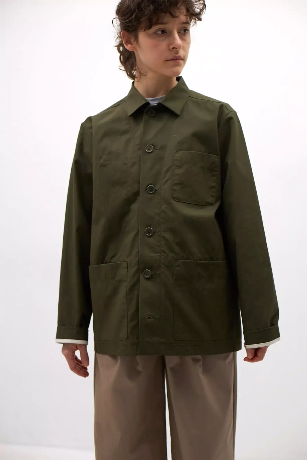 Верхняя мужская рубашка с карманами цвета хаки