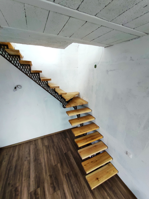 Деревянная лестница из карагача с монокосоурами и площадкой