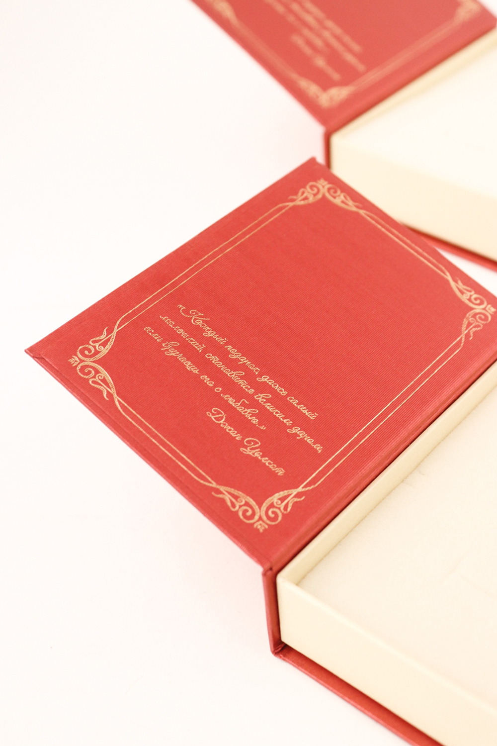 Подарочный футляр с магнитной крышкой под браслет.