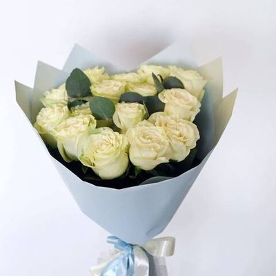 Средний букет кремовых роз «Элегантная симфония»