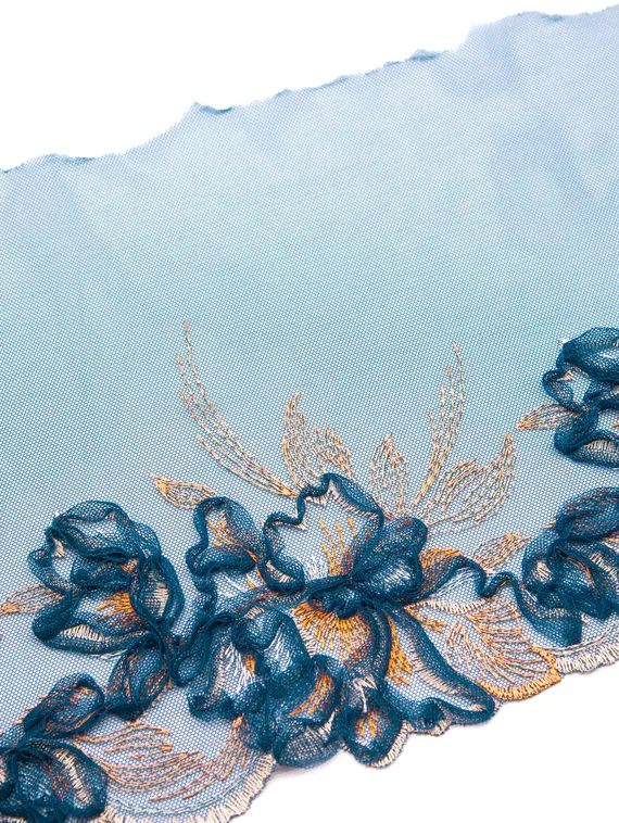 05-79 Вышивка на неэл. сетке 20 см, синий/телесный (левая)