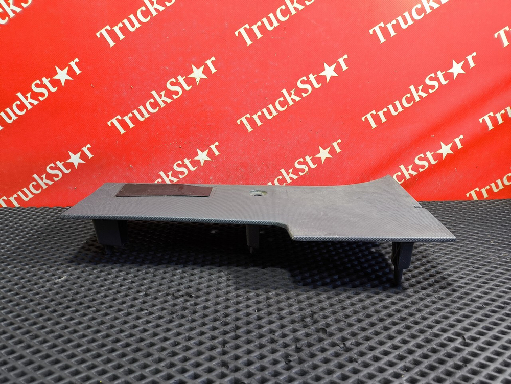 Накладка передней стойки