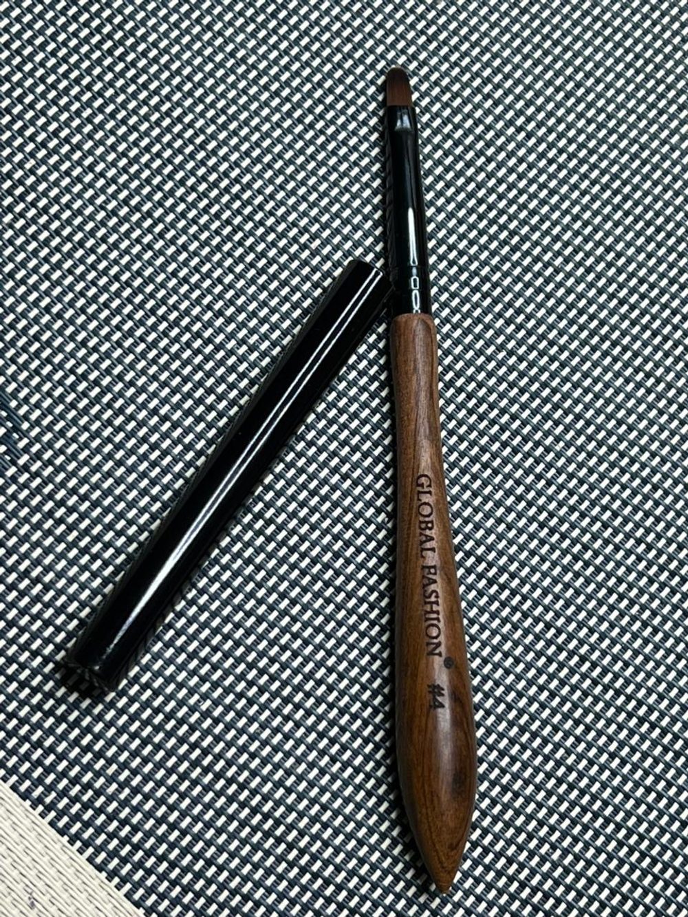 Кисть с деревянной ручкой