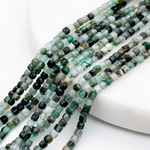 Берилл зеленый бусины, куб, размер около 2,2 мм, цена за отрезок 19 см (1/2 нити)