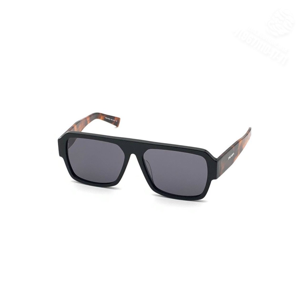 Солнечные очки Prada