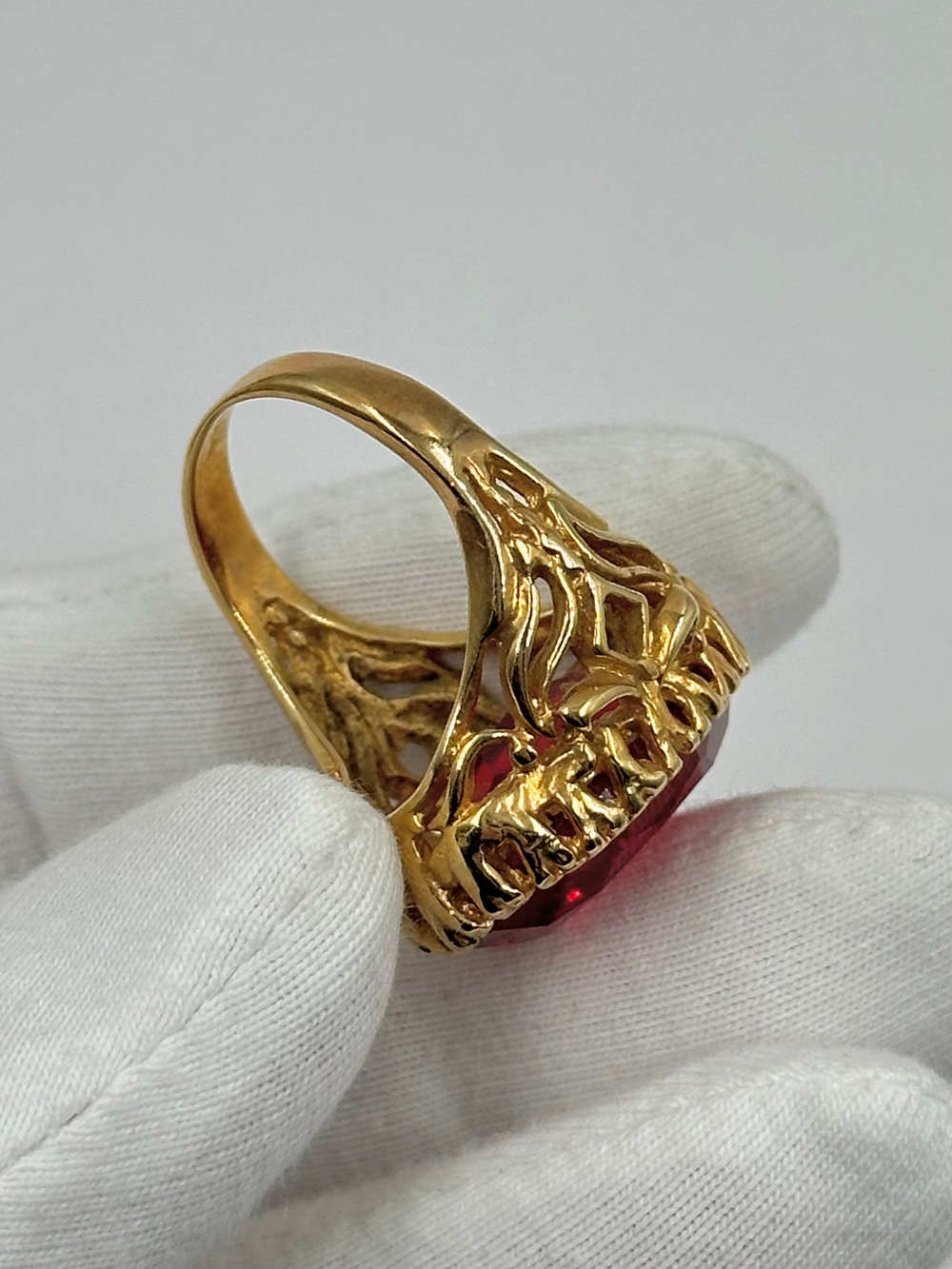 Кольцо с красным кристаллом