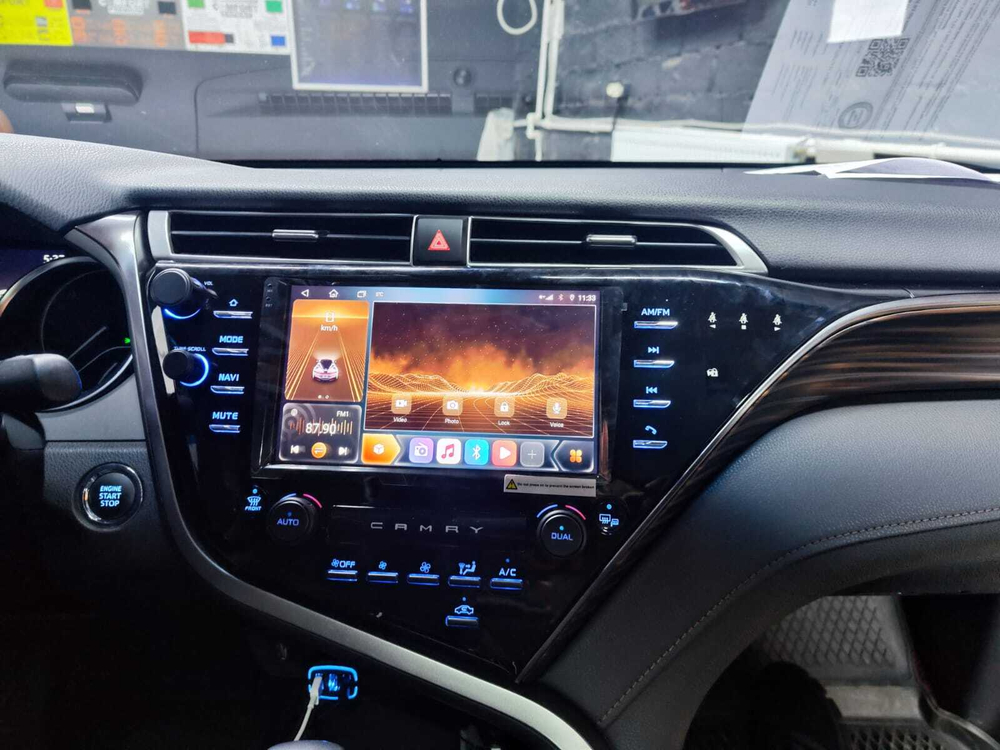 Магнитола для Toyota Camry 70 2017-2020 (c JBL и климатом на ШГУ) - Carmedia SF-9695 QLed+2K, Android 12, TS10,  CarPlay, 4G SIM-слот