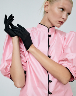 Перчатки из черной сетки с вырезом и декором по контуру