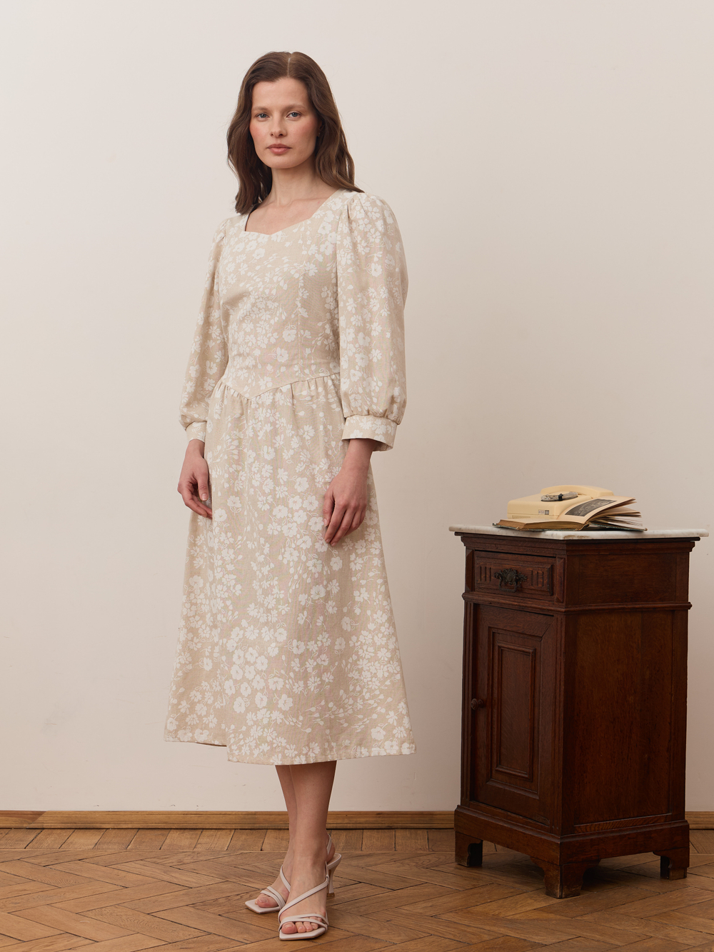 Платье с вырезом-сердечко