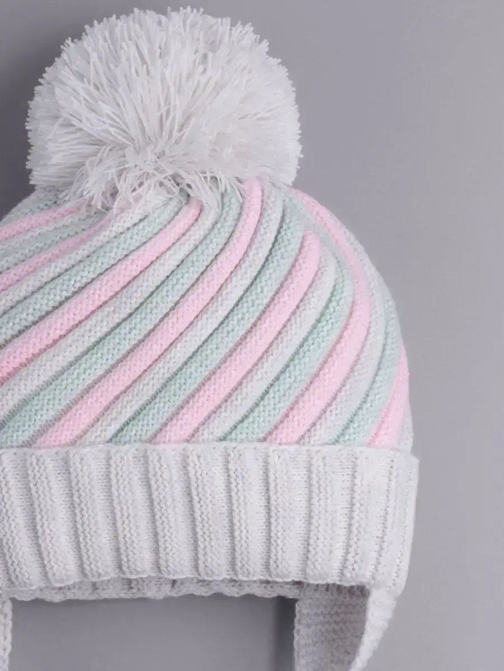 Шапка для девочки на завязках на осень