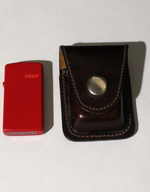 Зажигалка Zippo Classic с покрытием Red Matte, красная в кожаном чехле. Made in USA