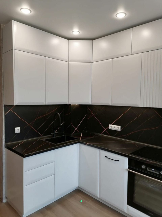 Кух Гарнитур, фасады МДФ эмаль Голд. Столешница мрамор. Цвет белое облако. Доводчики верх /них