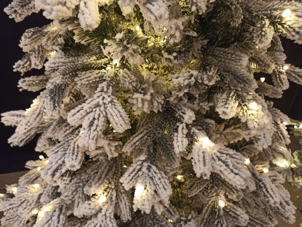 Заснеженная елка с гирляндой «Аляска» (Литая+пвх) от 1.8 м до 3 м