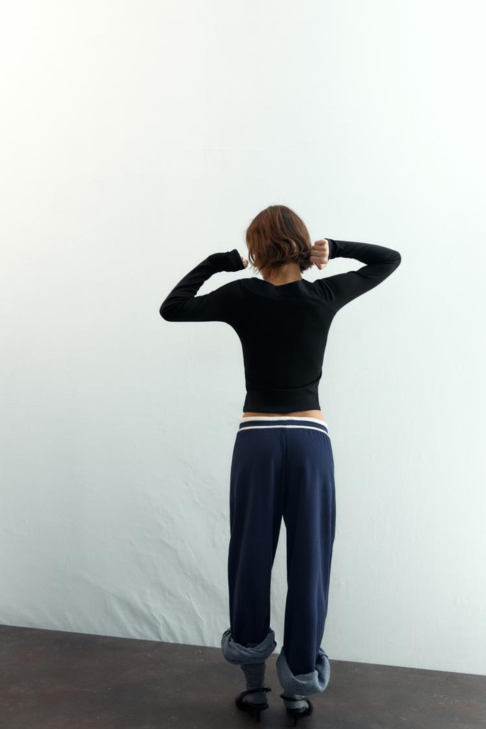 ZARA ФУТБОЛКА В РУБЧИК С ВЫРЕЗОМ «ЛОДОЧКА», ЧЕРНЫЙ