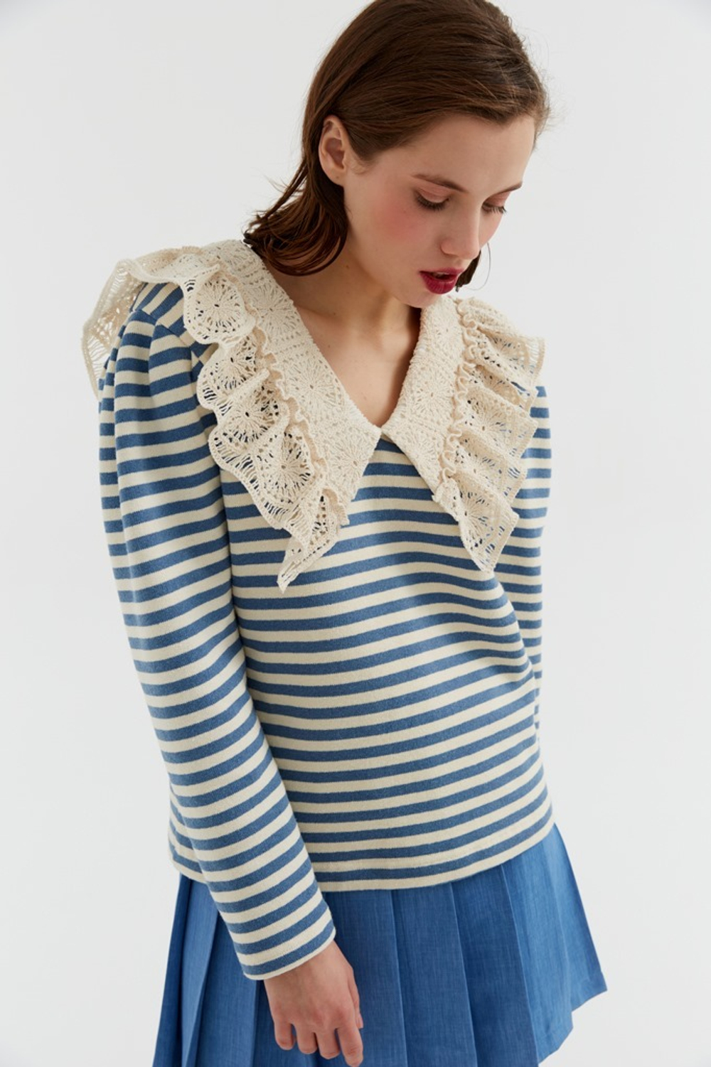 Свитшот с ажурным воротником