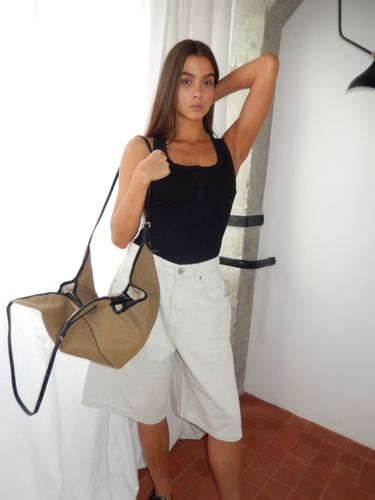 Светло-серые бермуды из денима