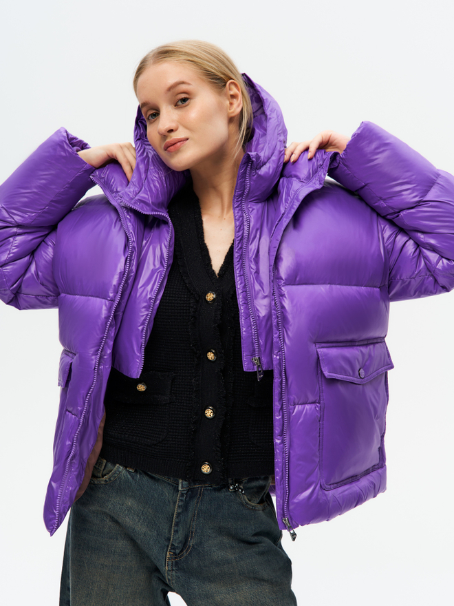 Короткий пуховик с контрастной подкладкой и съемным капюшоном в цвете "Violet"
