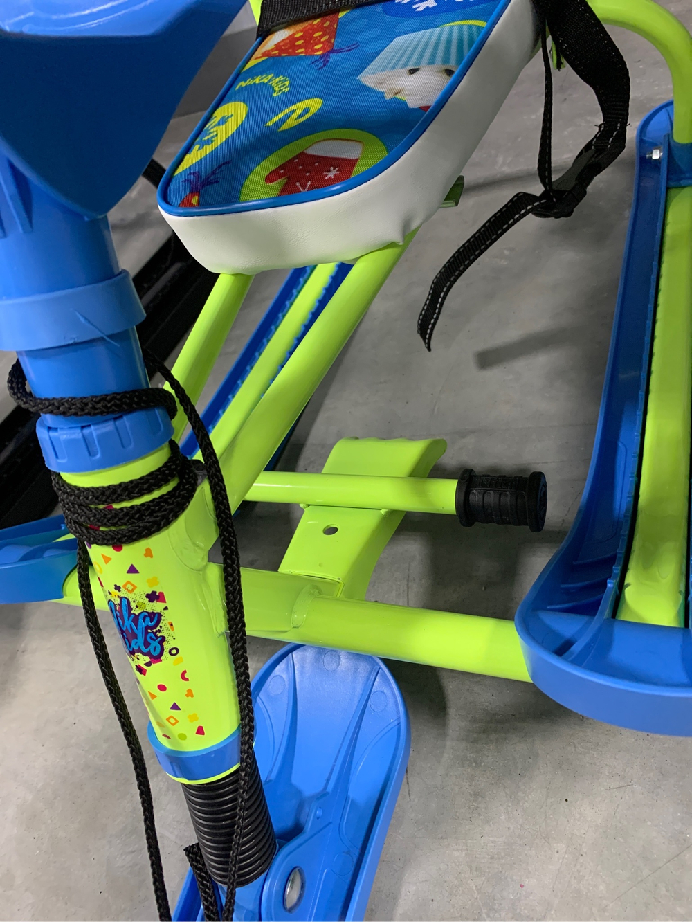 Снегокат «Twiny1+» Принт сиденья: с пушистыми зверями (лимонный каркас) (арт. TW1+/ПЗ)