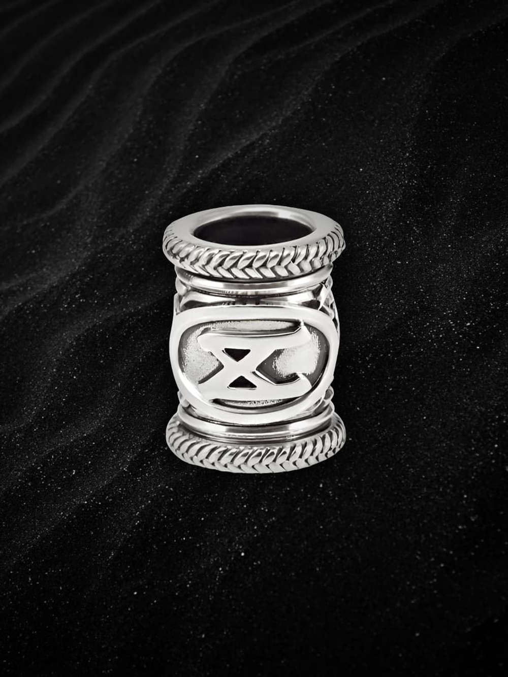 Фото шарма из серебра с изображением руны Манназ для браслета ручная работа скандинавский оберег тёмный фон