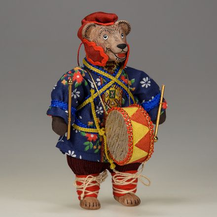 Ёлочная игрушка Медведь в колпаке с барабаном