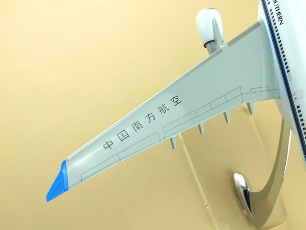 Модель самолета Airbus A330-200 (М1:144, China Southern)