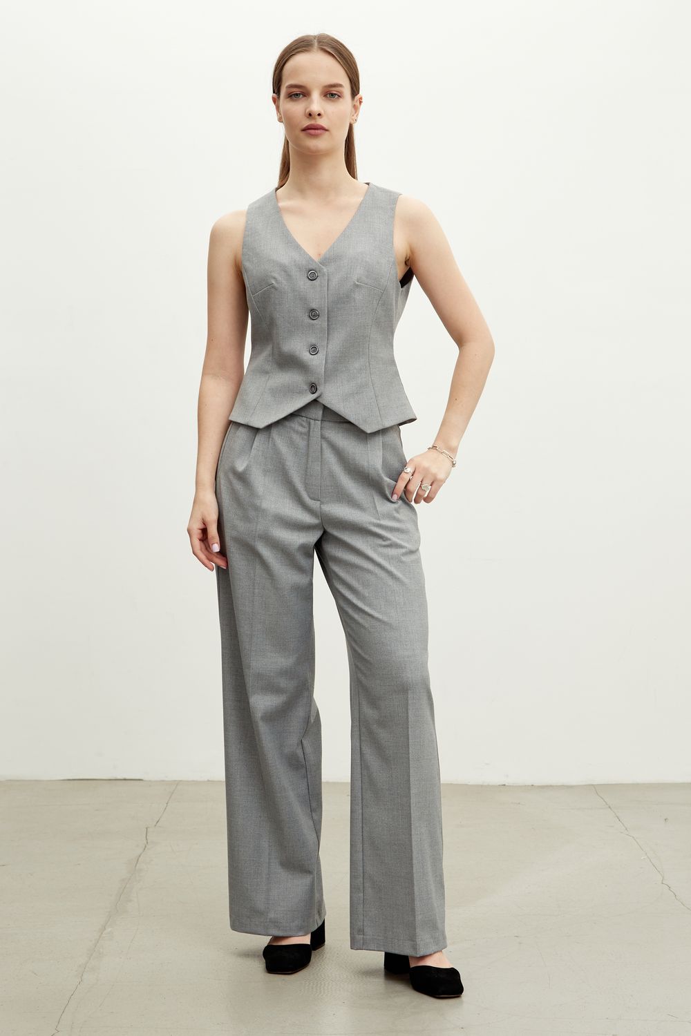 Комплект из серой вискозы: Брюки Палаццо на молнии + Жилет