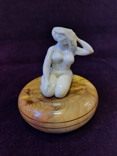 Композиция "Ню", бивень мамонта, дерево лаурель