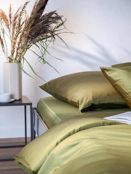 Простыня на резинке из премиального сатина оливкового цвета из коллекции essential,  180х200х30 см