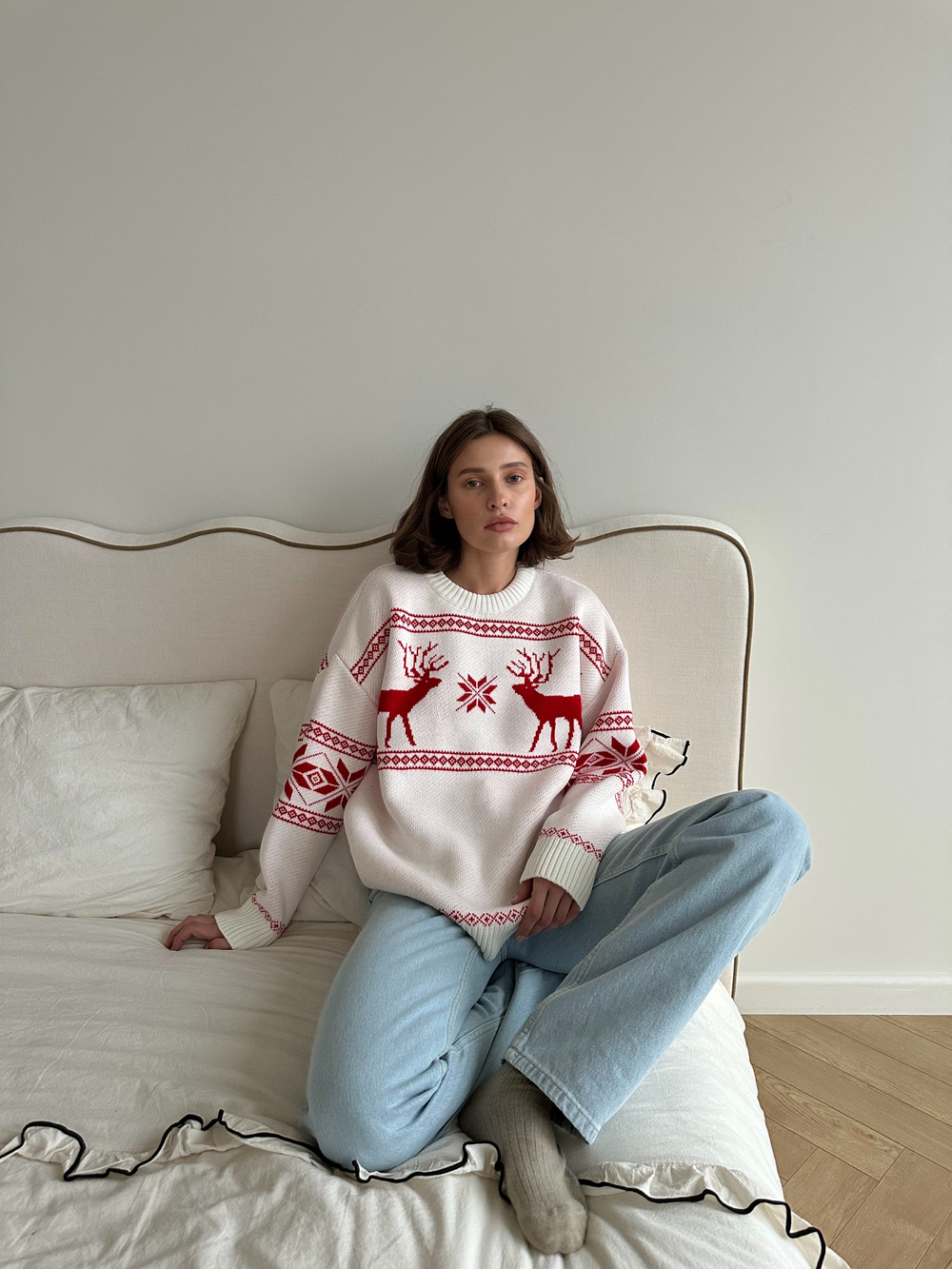 Джемпер оверсайз с оленями белый