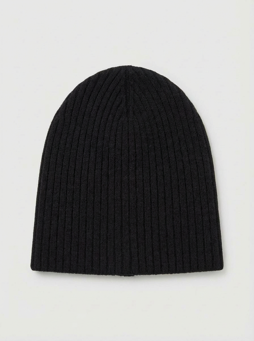 Объемная шапка бини в рубчик