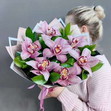 Букет из 7 розовых орхидей с зеленью
