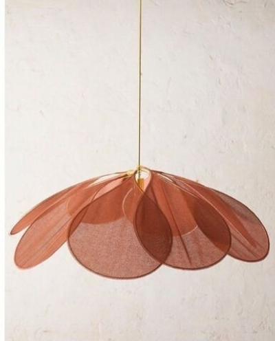 Нежный и легкий подвесной светильник в форме лепестков.