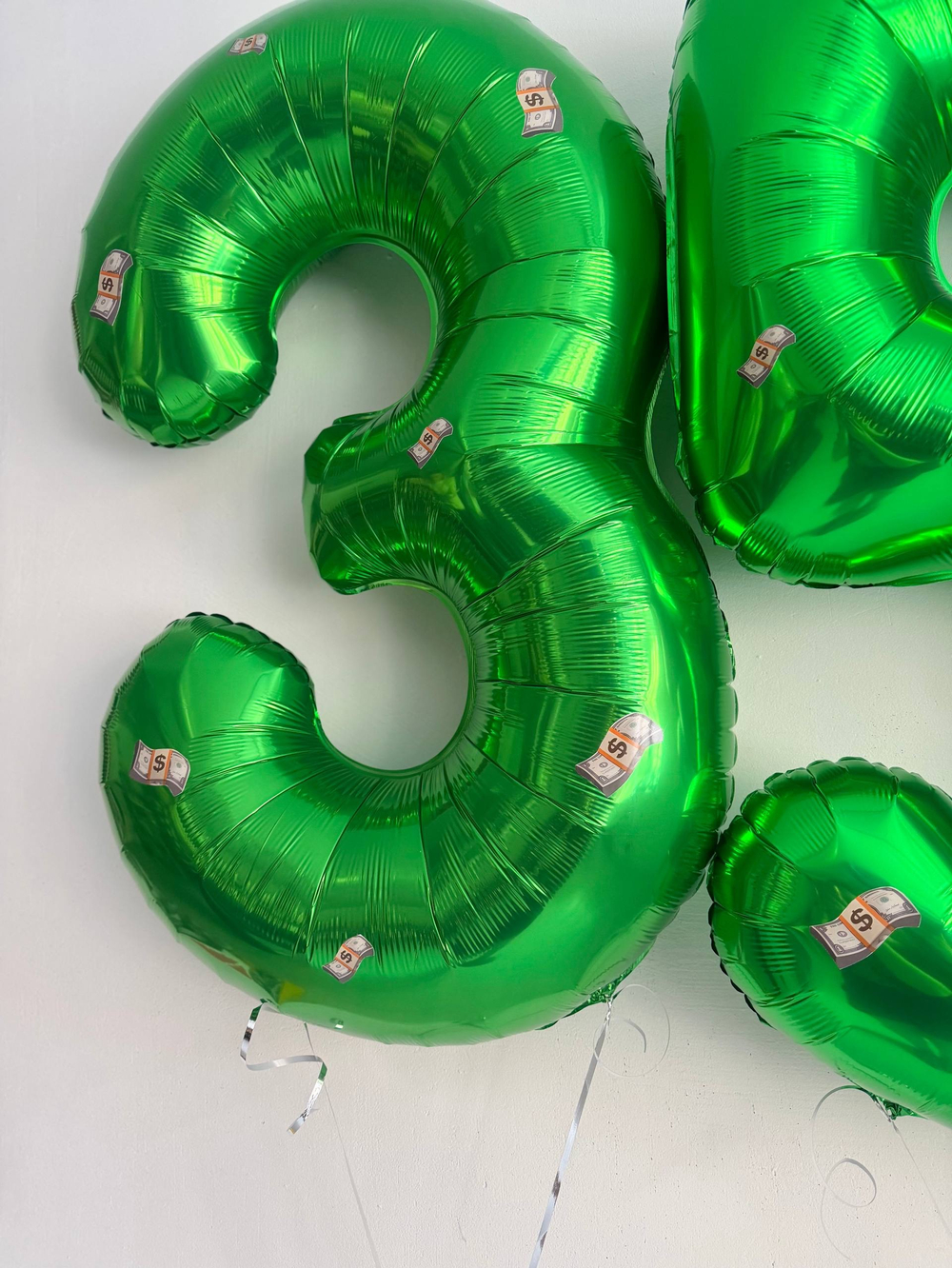 Воздушные гелиевые шарики с доставкой по Хабаровску цифры зеленые на юбилей доллар №4589