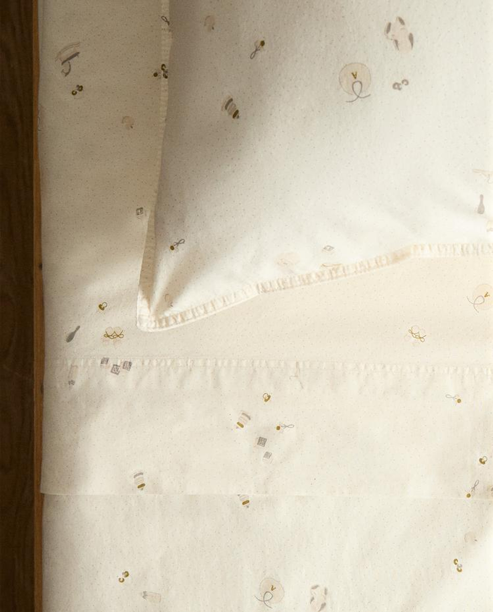 ZARA HOME ДЕТСКАЯ ПРОСТЫНЯ С ПРИНТОМ, ЖЕЛТОВАТО-БЕЛЫЙ