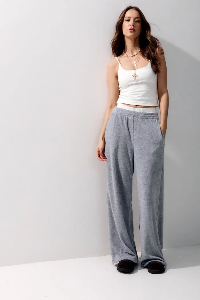 Широкие брюки на резинке из велюровой ткани цвета серый меланж