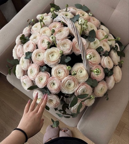 85 ранукулюсов в корзине с эвкалиптом