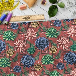Ткань флис приглушённые георгины на коралловом фоне