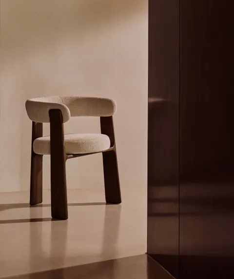 Стул Granite на 3 ножках из бежевого шенилла и массива ясеня в отделке орех