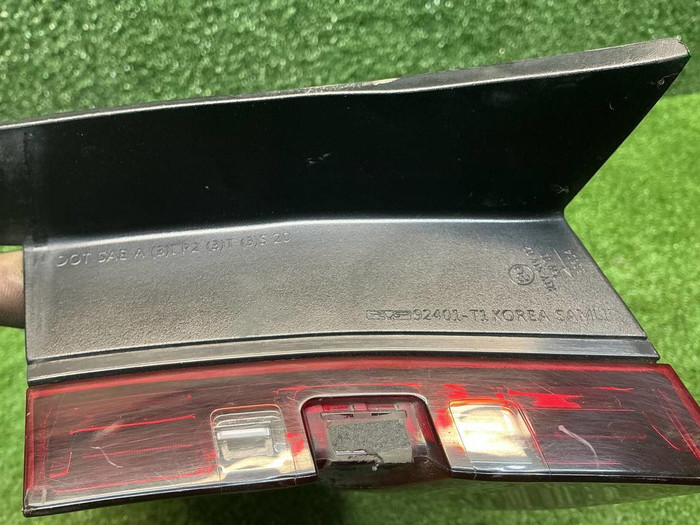 Фонарь левый внешний Genesis G80 2 (2020-2024)