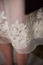 Юбка из шелка с вышивкой молочный