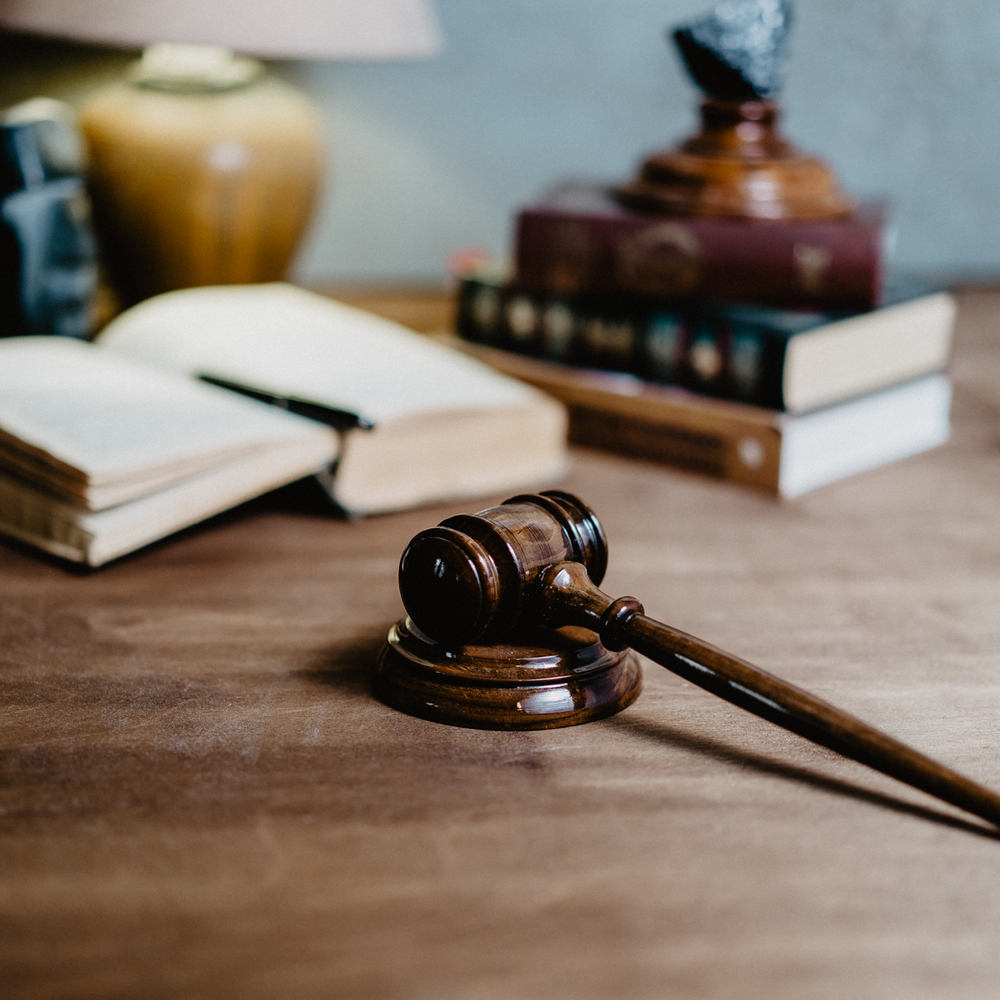 Деревянный молоток судьи (аукционный молоток) из древесины кедра. wg2