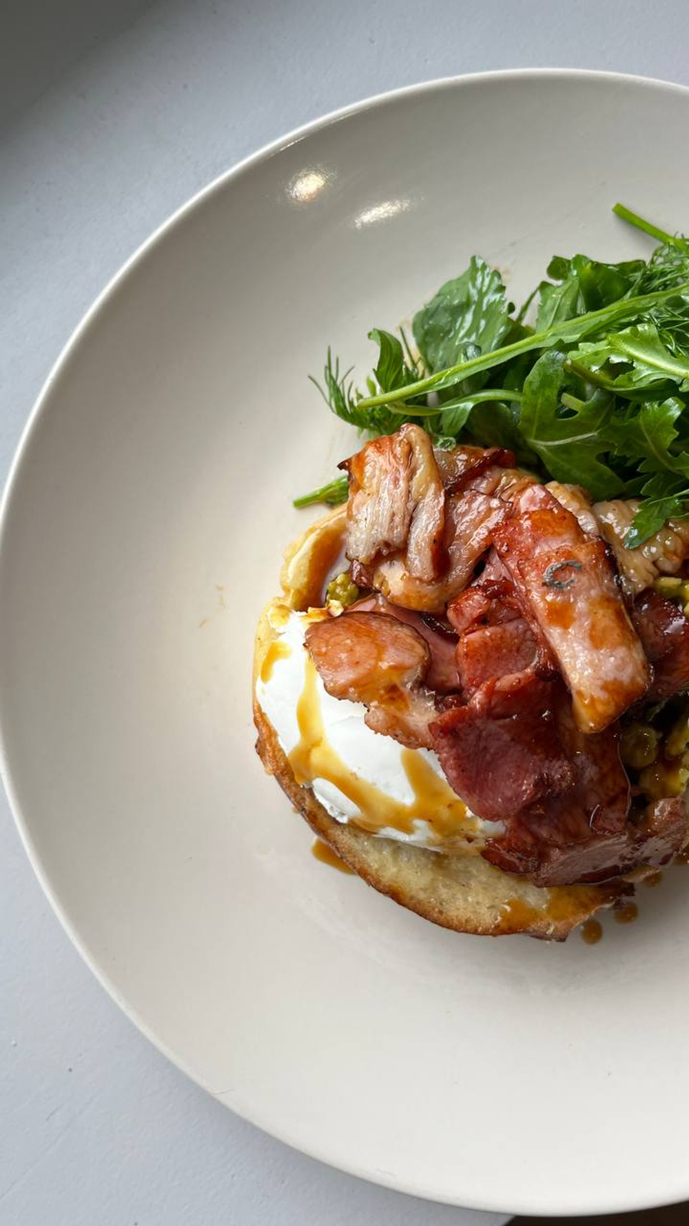 Гренка с беконом и зеленью