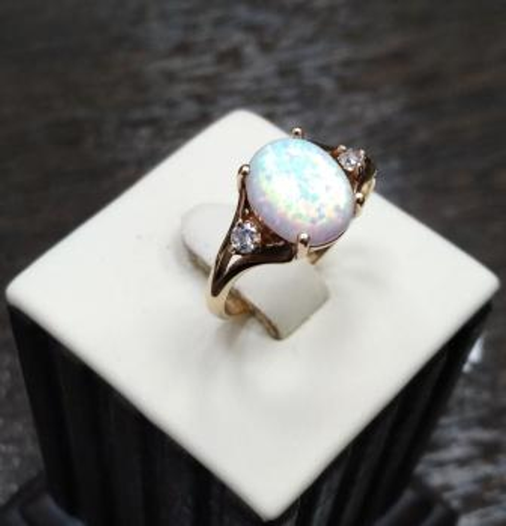 Кольцо из золота с опалами