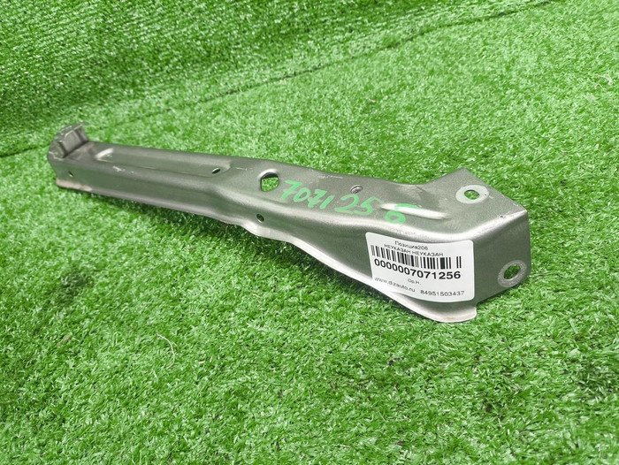 Кронштейн панели правый Omoda C5 (2022-н.в.)