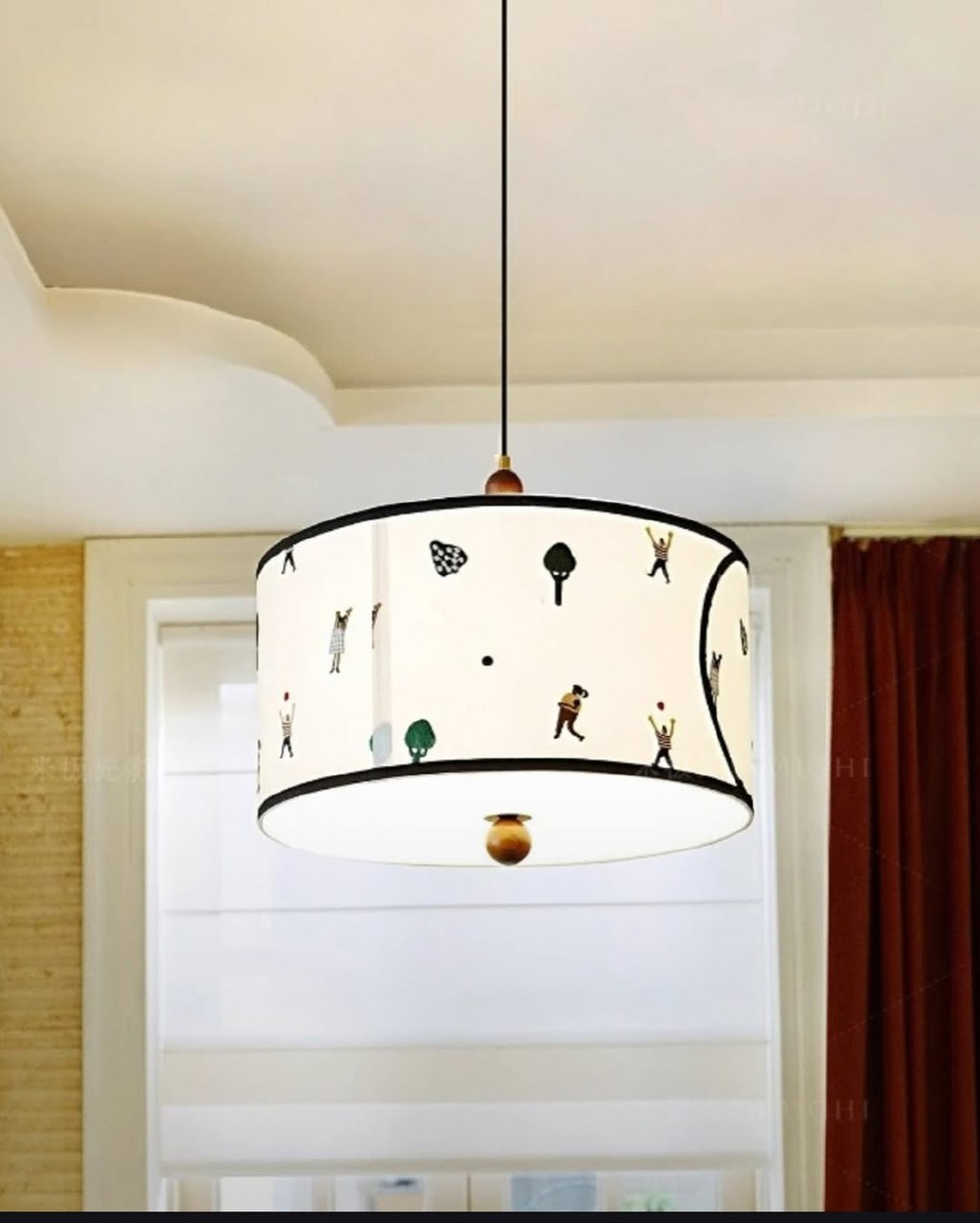 Стильные настенные светильники с деревянным основанием и мягким текстильным абажуром.