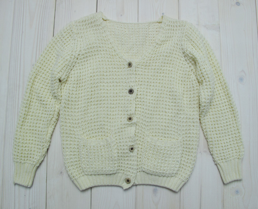 Кофта детская рельефной вязки на пуговицах