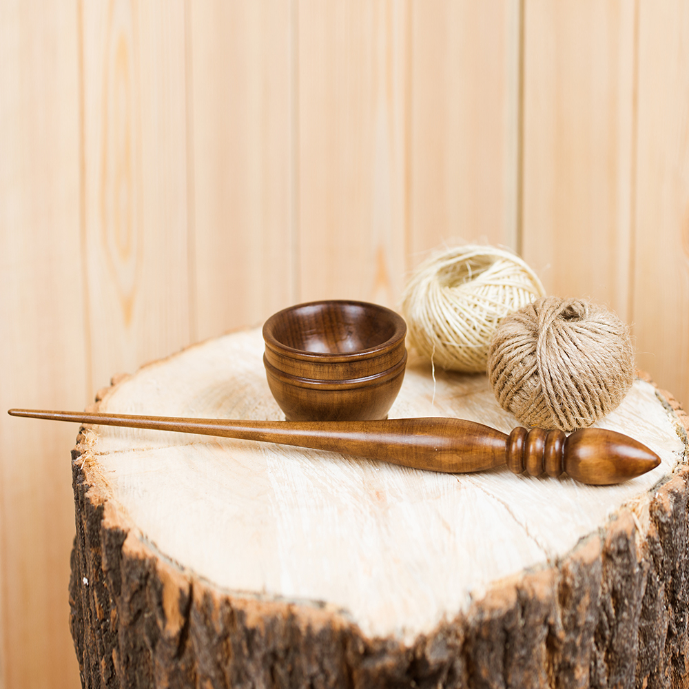 Деревянное опорное веретено для прядения с основанием из древесины сосны. B13