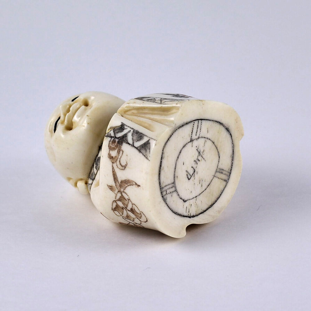 Нэцкэ Молодой монах в кимоно