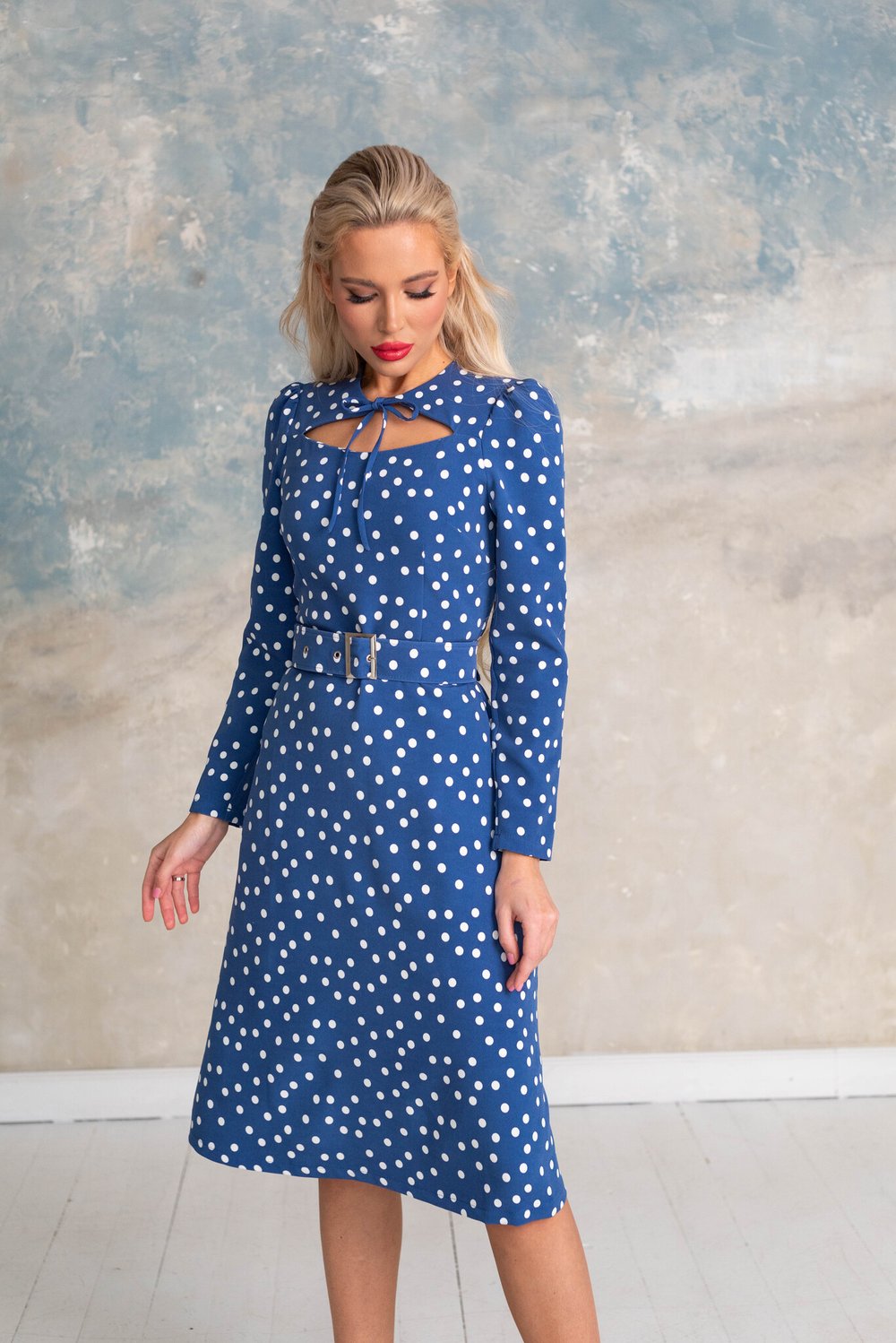 Платье в горошек синего цвета