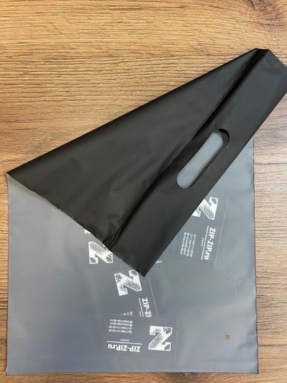 Пакеты с застежкой слайдер черные матовые с одной прозрачной стороной и вырубной ручкой 70 мкм